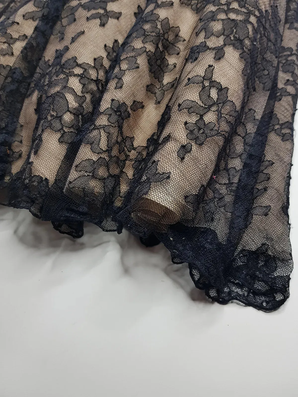 Jessica Mclintock Designer 90s Vintage Lace Overlay Gown - Black Lace & Nude - Fitted Bust & Glamourous Skirt