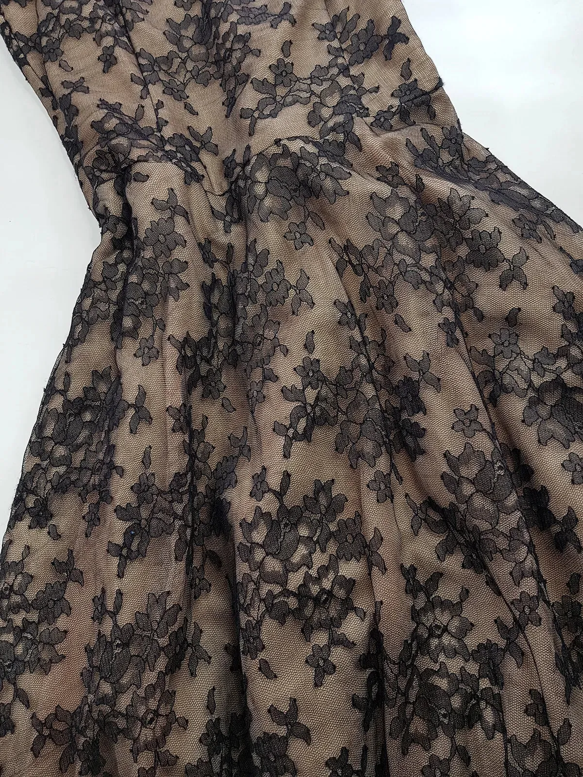 Jessica Mclintock Designer 90s Vintage Lace Overlay Gown - Black Lace & Nude - Fitted Bust & Glamourous Skirt