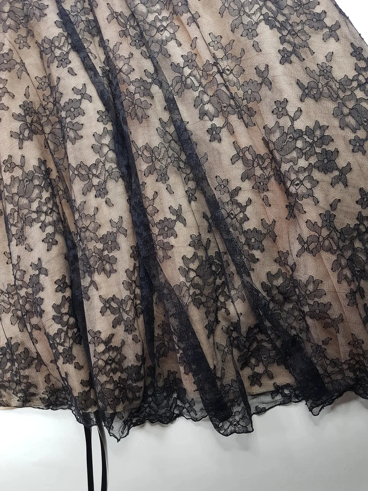 Jessica Mclintock Designer 90s Vintage Lace Overlay Gown - Black Lace & Nude - Fitted Bust & Glamourous Skirt