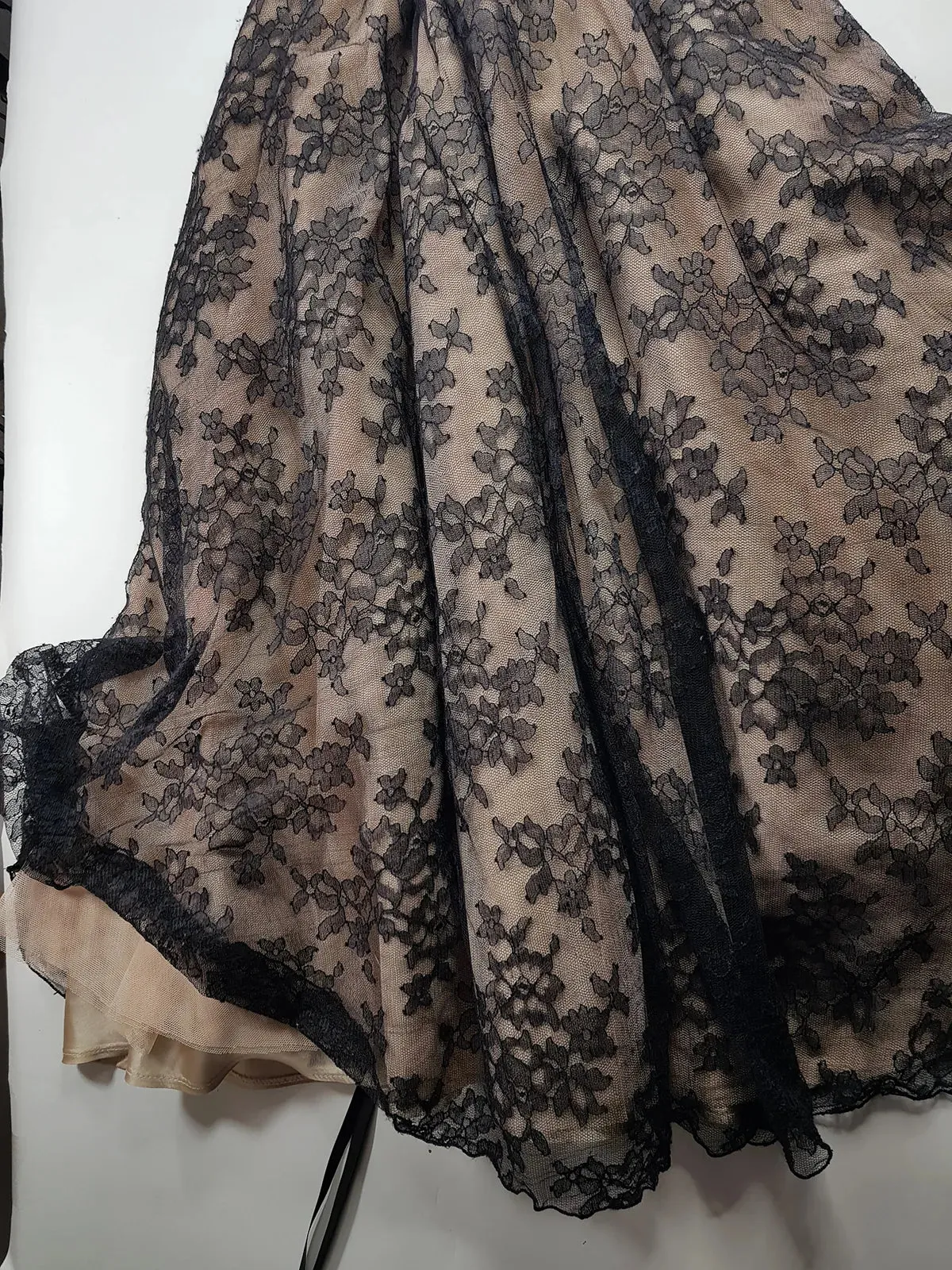 Jessica Mclintock Designer 90s Vintage Lace Overlay Gown - Black Lace & Nude - Fitted Bust & Glamourous Skirt
