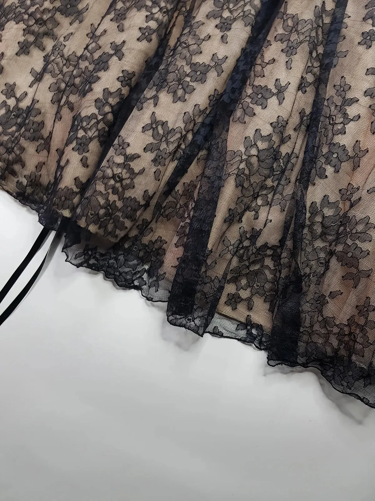 Jessica Mclintock Designer 90s Vintage Lace Overlay Gown - Black Lace & Nude - Fitted Bust & Glamourous Skirt