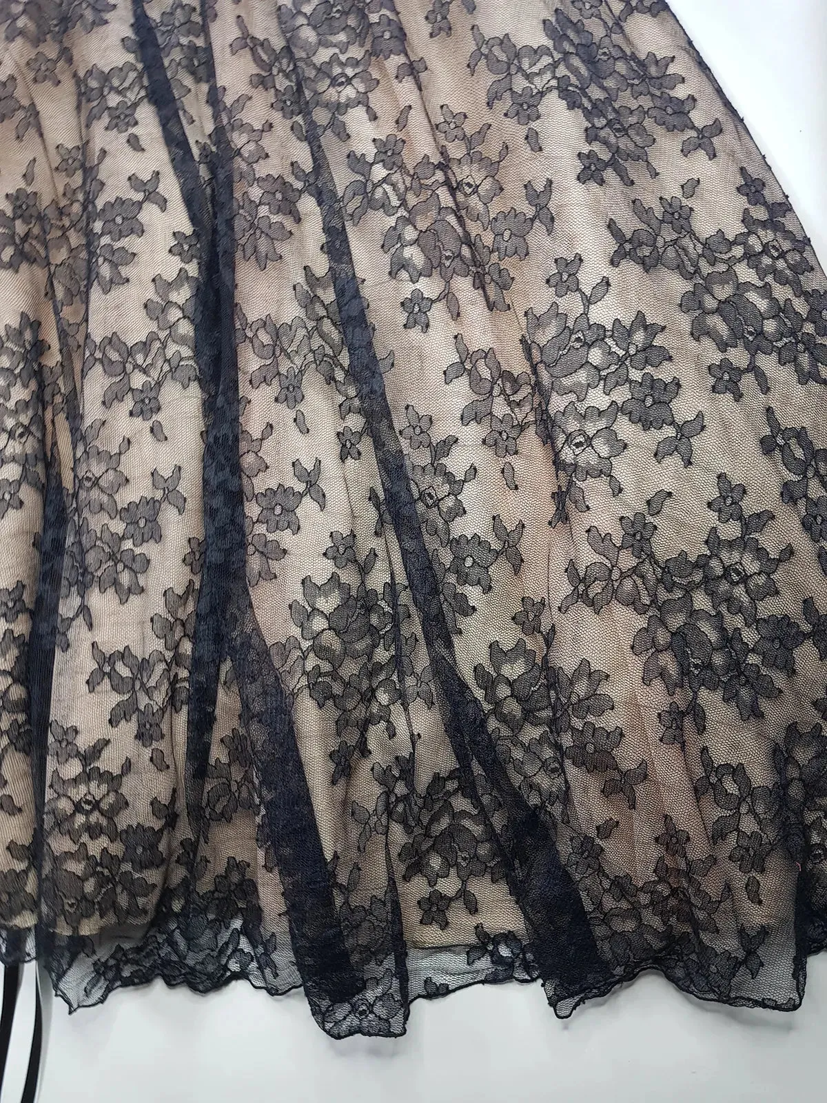 Jessica Mclintock Designer 90s Vintage Lace Overlay Gown - Black Lace & Nude - Fitted Bust & Glamourous Skirt