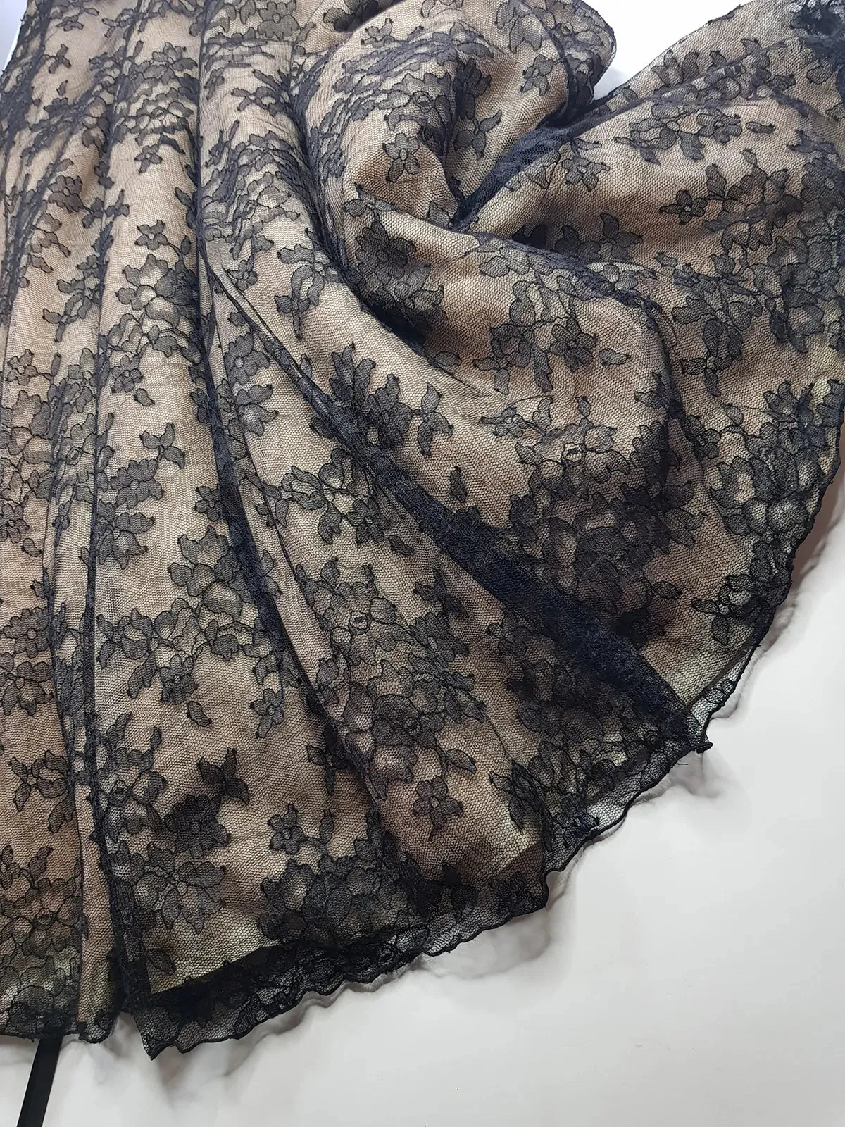 Jessica Mclintock Designer 90s Vintage Lace Overlay Gown - Black Lace & Nude - Fitted Bust & Glamourous Skirt