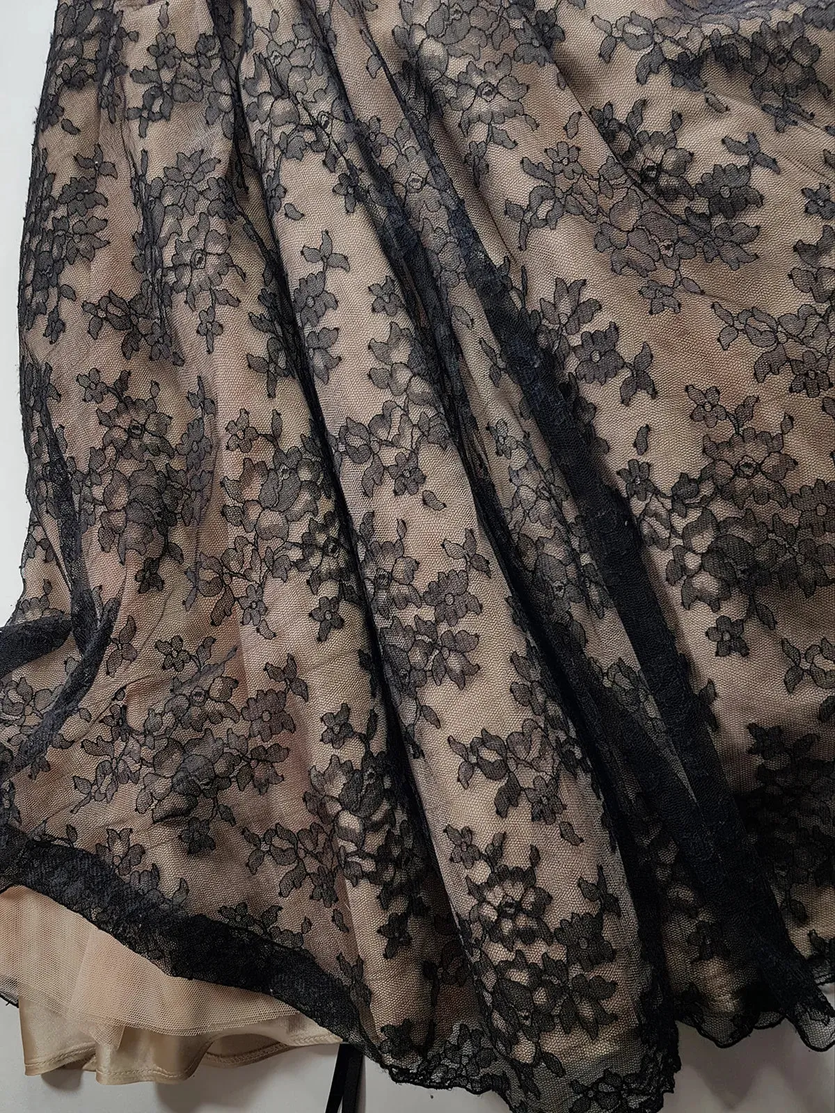 Jessica Mclintock Designer 90s Vintage Lace Overlay Gown - Black Lace & Nude - Fitted Bust & Glamourous Skirt