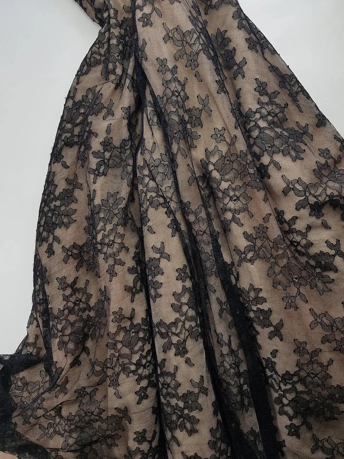 Jessica Mclintock Designer 90s Vintage Lace Overlay Gown - Black Lace & Nude - Fitted Bust & Glamourous Skirt