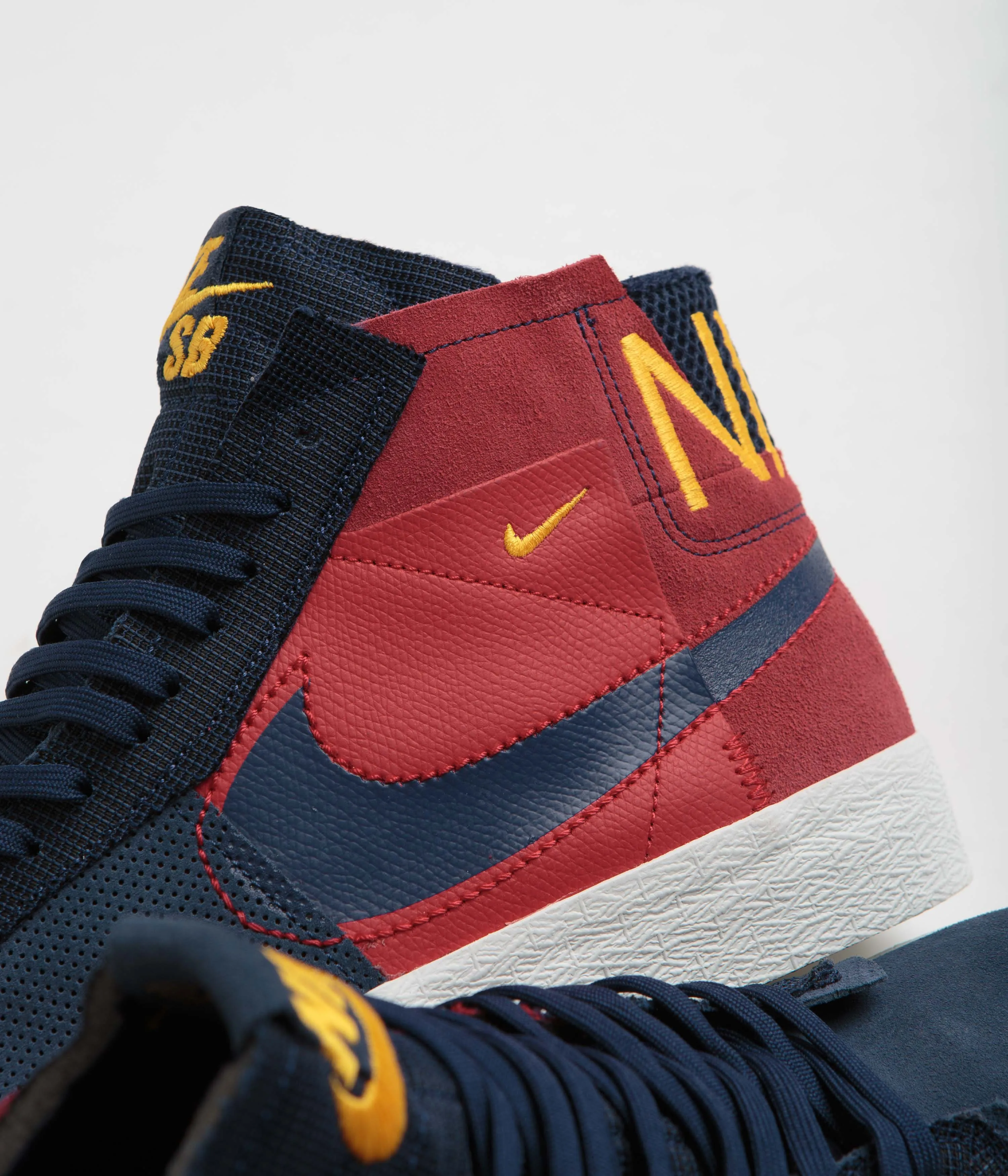 Nike SB Blazer Mid Premium Shoes - University Red / Midnight Navy